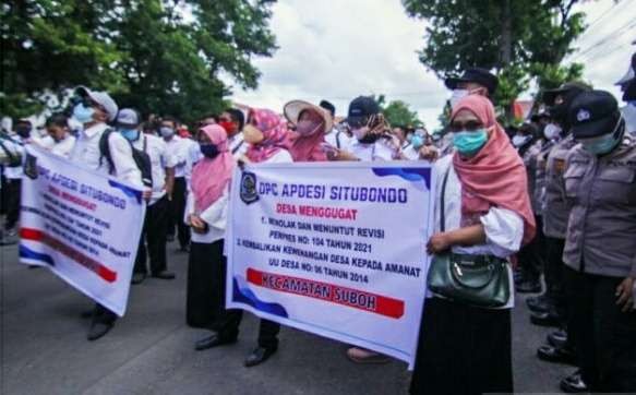 Ratusan kades dan perangkat desa yang tergabung Apdesi Situbondo unjuk rasa di kantor bupati menuntut revisi Perpres 104/2021.(Foto: Dok Polres)