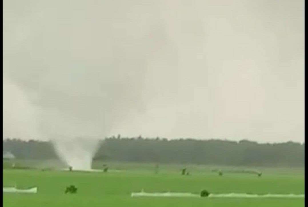 Angin puting beliung dalam video yang viral di media sosial. (Foto: Tangkapan layar)