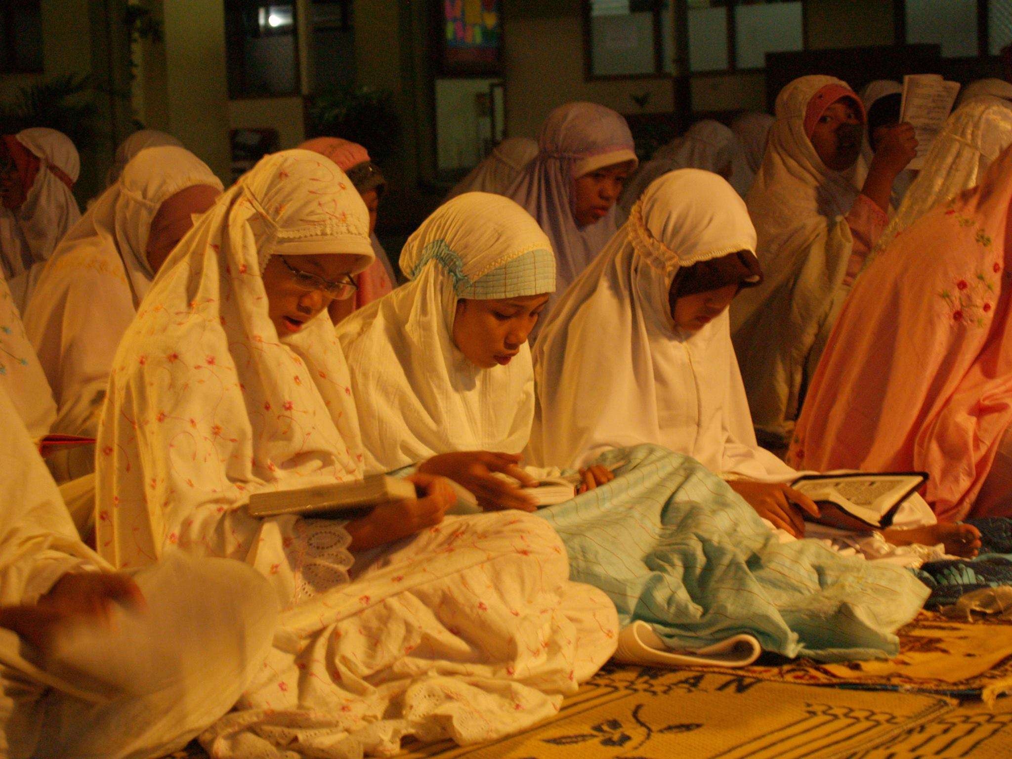 Para santri putri sedang ngaji. (Foto: Istimewa)