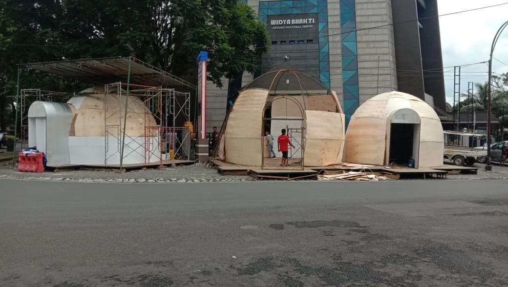 Proses penyiapan pendirian pos pelayanan Nataru di Gereja Idjen, Kota Malang (Foto: Lalu Theo/ngopibareng.id)