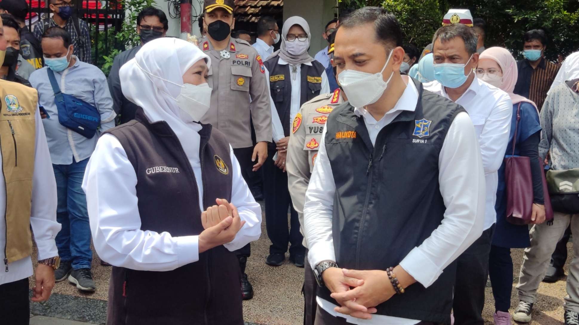 Walikota Surabaya Eri Cahyadi berdiskusi dengan Gubernur Jatim Khofifah Indar Parawansa usai membuka vaksinasi anak usia 6-11 tahun di SDN Kaliasin 1, Surabaya, Rabu 15 Desember 2021. (Foto: Fariz Yarbo/Ngopibareng.id)