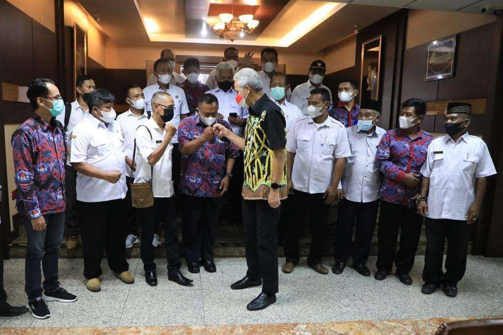 Gubernur Jawa Tengah Ganjar Pranowo bersama para pengurus Persatuan Perangkat Desa Indonesia (PPDI) di Kantor Gubernur Jateng, Rabu 15 Desember 2021. (Foto: dok. Humas Pemprov Jateng)