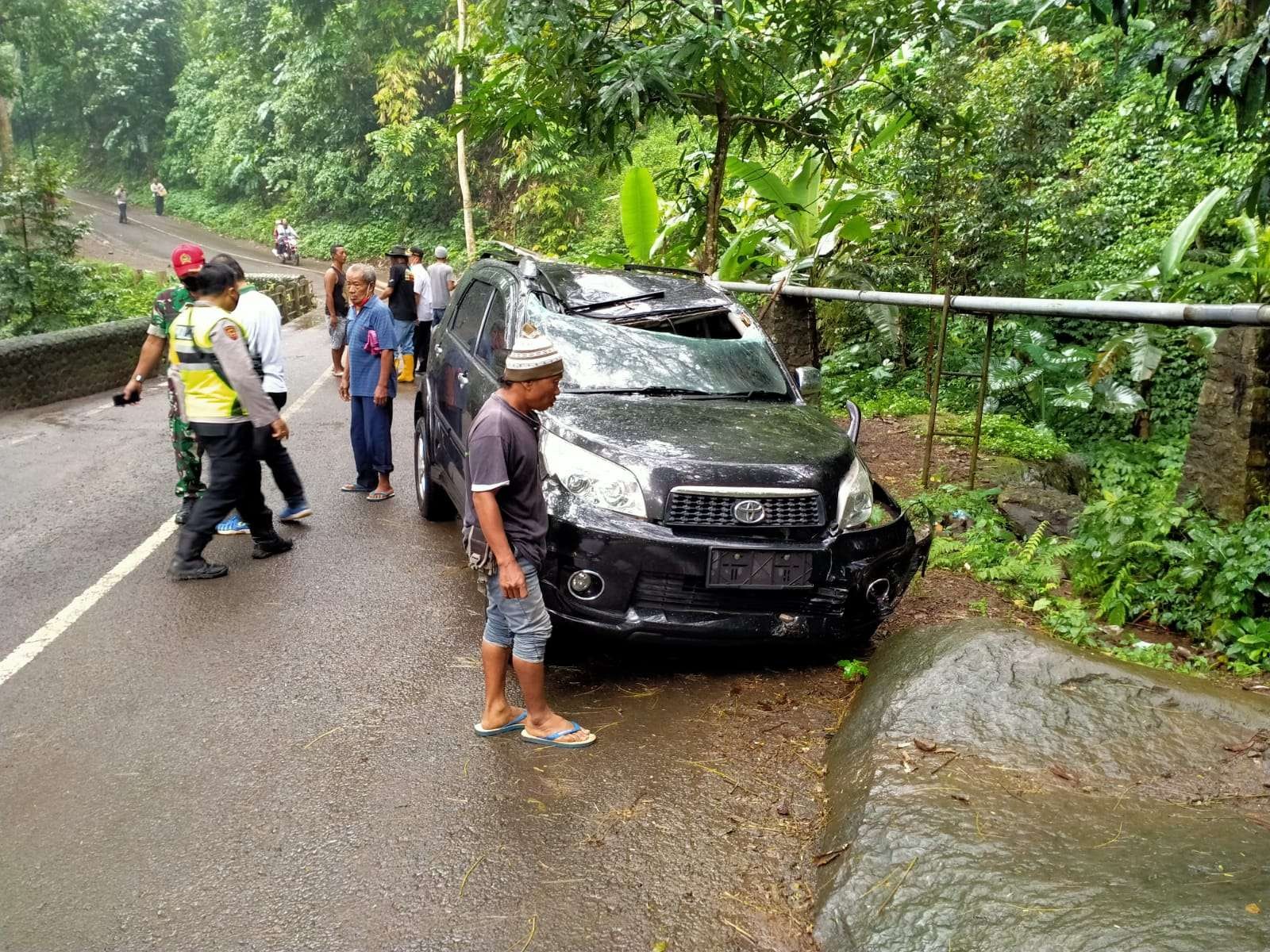 Mobil Toyota Rush tertimpa batang pohon.(foto Istimewa)