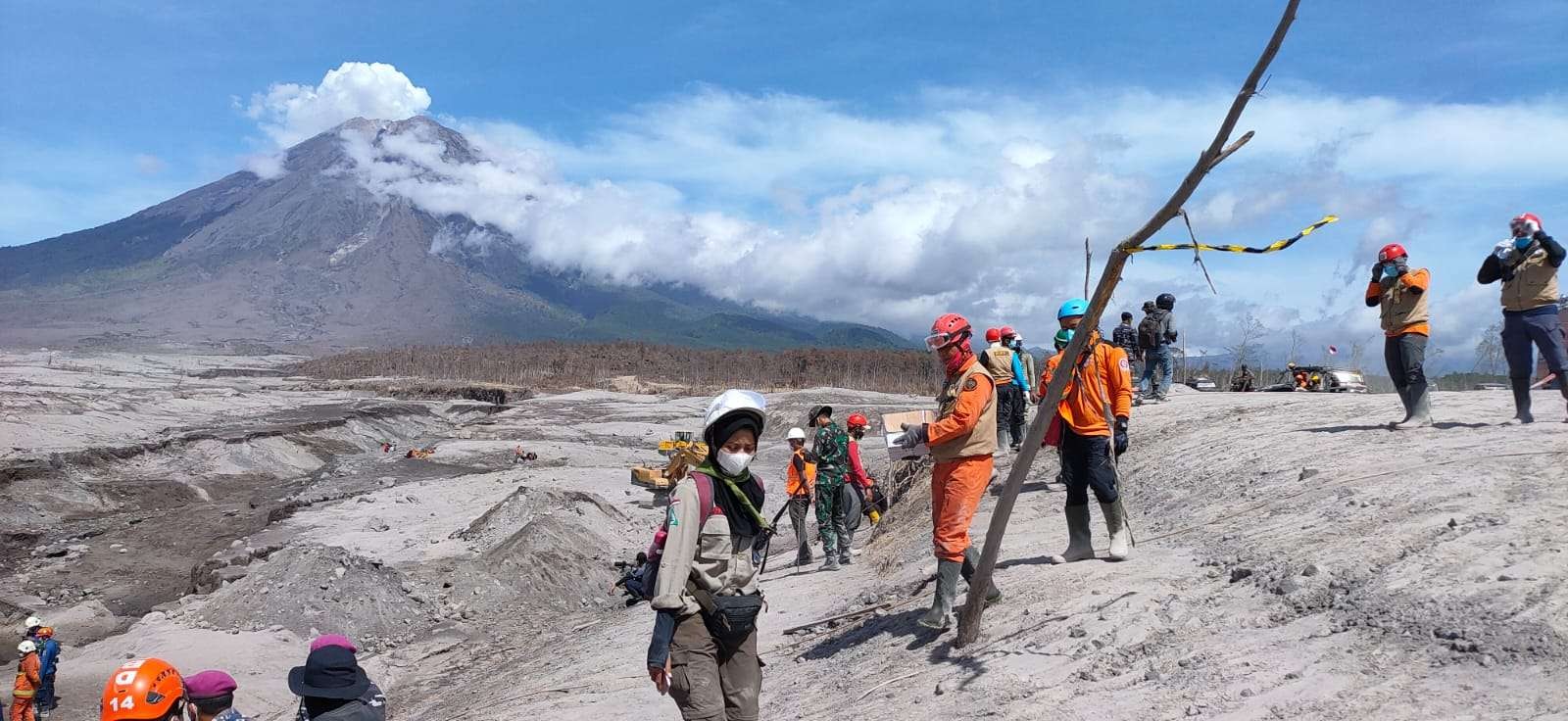 Kader ormas Islam terjun langsung ke erupsi Merapi, wujud kepedulian sesama manusia. (Ilustrasi)