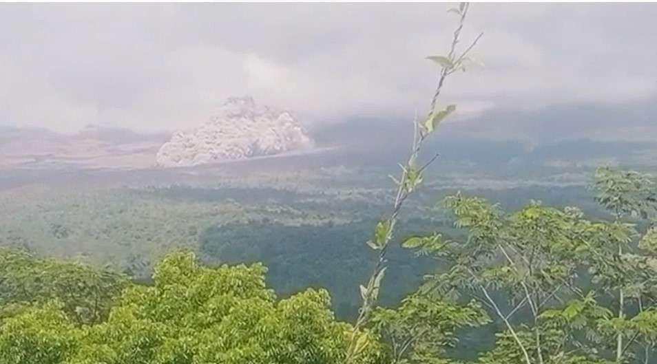 Tangkapan Layar Gunung Semeru Erupsi Lagi.