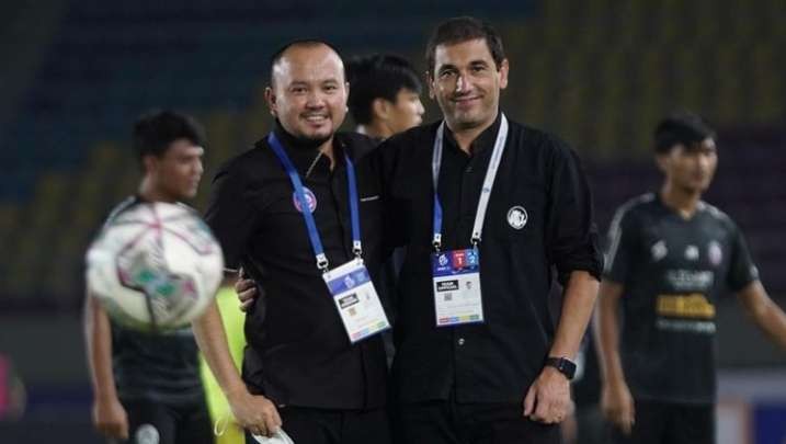 Manager Interim Arema FC, Ali Rifki (kanan) dan Pelatih Kepala Arema FC, Eduardo Almeida (kiri) ketika sesi latihan tim (Instagram:@alirifki_87)