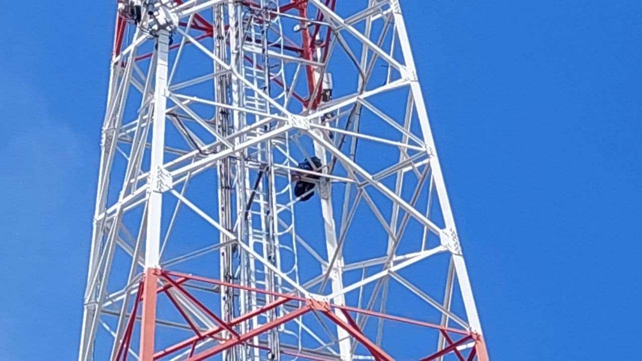 Menara BTS yang dipanjat Al, 20 tahun di Jalan Sunan Gunung Jati, Jrebeng Lor, Kota Probolinggo. (Foto: Ikhsan Mahmudi/Ngopibareng.id)