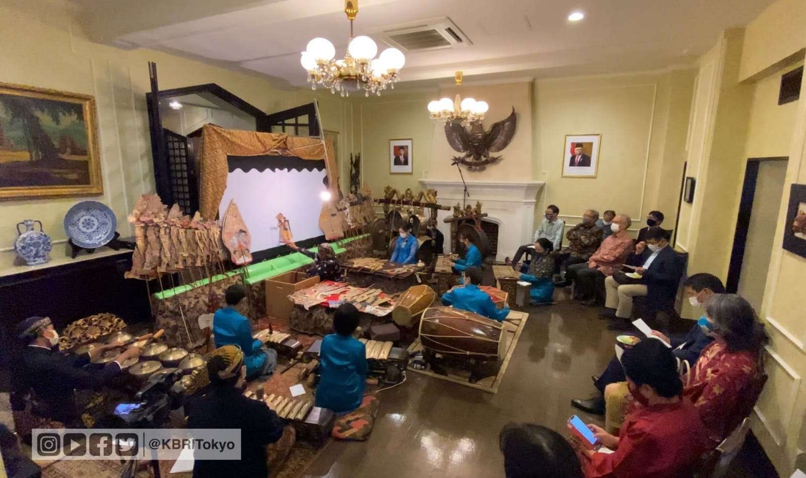 Dubes Heri Akhmadi menyaksikan pementasan wayang kulit berbahasa Jepang dengan Ki Dalang Rofit Ibrahim dari grup HanaJoss dengan iringan grup gamelan Lambang Sari di Wisma Duta. (Foto: KBRI Tokyo)