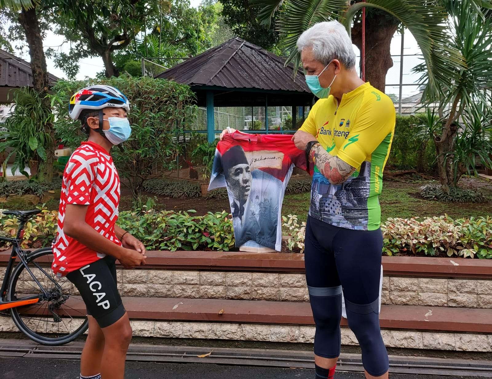 Yudha mendapatkan kenang-kenangan berupa kaos dari Gubernur Jateng, Ganjar Pranowo. (Foto: dok. Humas Pemprov Jateng)