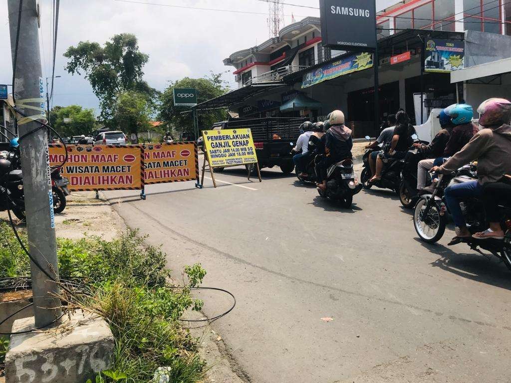 Pengalihan arus lalu lintas menuju wisata di Mojokerto.(foto dok. Ngopibareng)