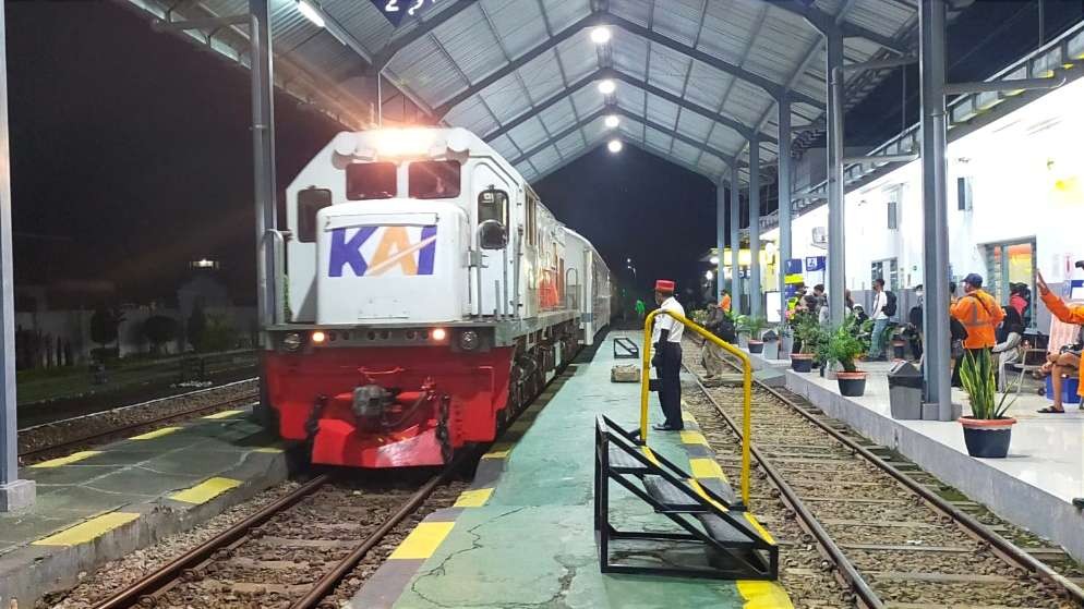 Aktivitas perjalanan kereta api di salah satu stasiun (foto: istimewa)