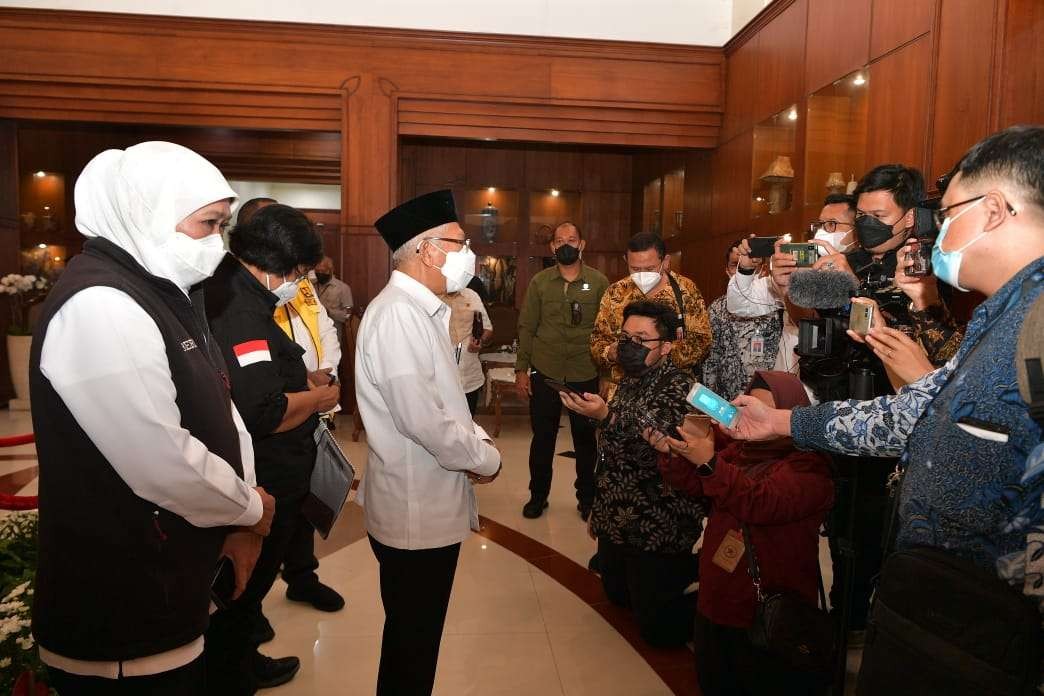 Wapres  K.H. Ma'ruf Amin menjelaskan kepada wartwan  hasil pertemuannya dengan perwakilan pengungsi terdampak eruspi Gunung Semeru. (Foto: Setwapres)