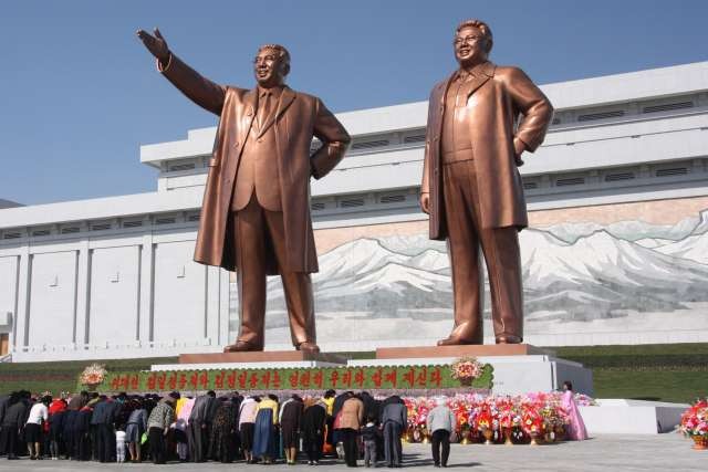 Warga Korea Utara (Korut) wajib membungkukkan badan saat momen mengheningkan cipta selama tiga menit di depan patung dan foto mendiang Kim Jong-Il dan mendiang ayahnya, Kim Il-Sung. (Foto: Istimewa)