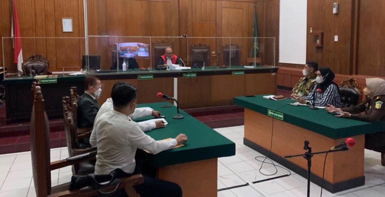 Sidang gugatan MSAT, tersangka pemerkosaan santriwati, terhadap Polda Jatim di Pengadilan Negeri Surabaya, Kamis 16 Desember 2021. (Foto: Andhi Dwi/Ngopibareng.id)