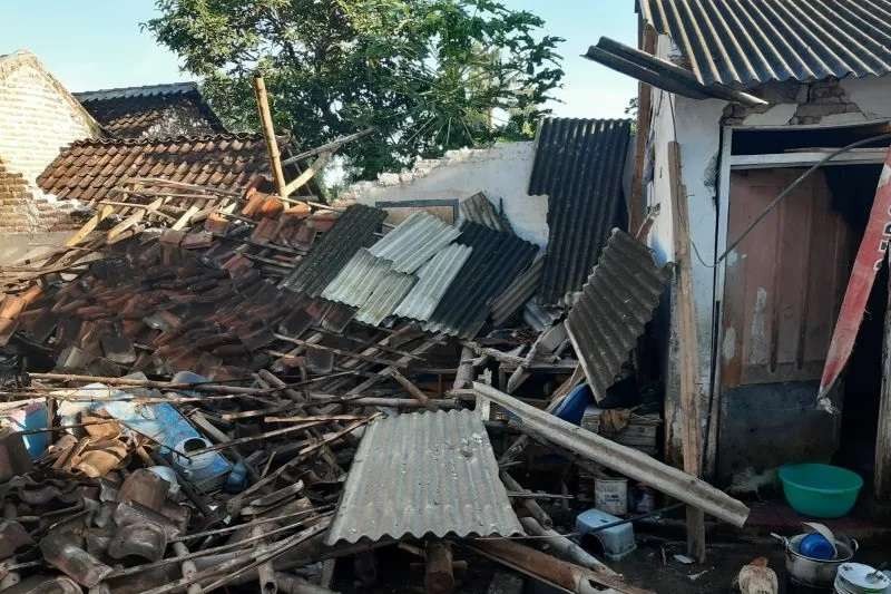 Sebuah rumah roboh diguncang gempa magnitudo 5,1 di Jember. (Foto: Ant)