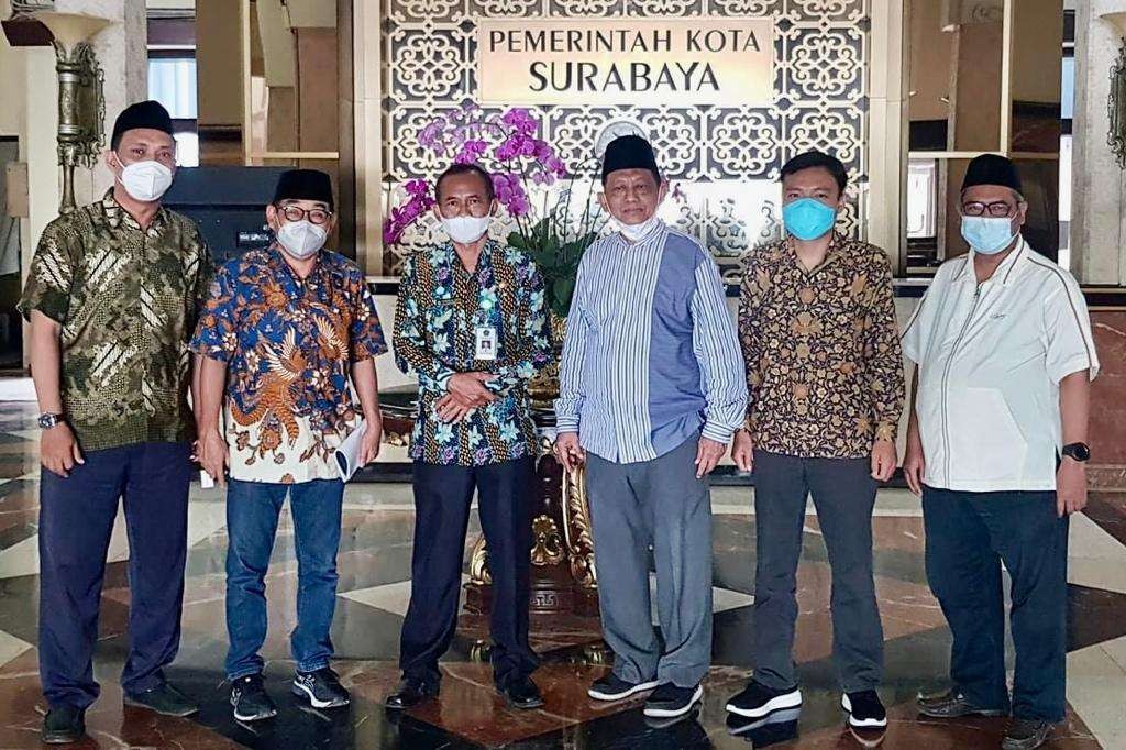 Pak Munif (nomor tiga dari kanan) bersama pengurus DMI Kota Surabaya di Balaikota Surabaya pada 8 Desember 2021 yang lalu. (Foto: Istimewa)