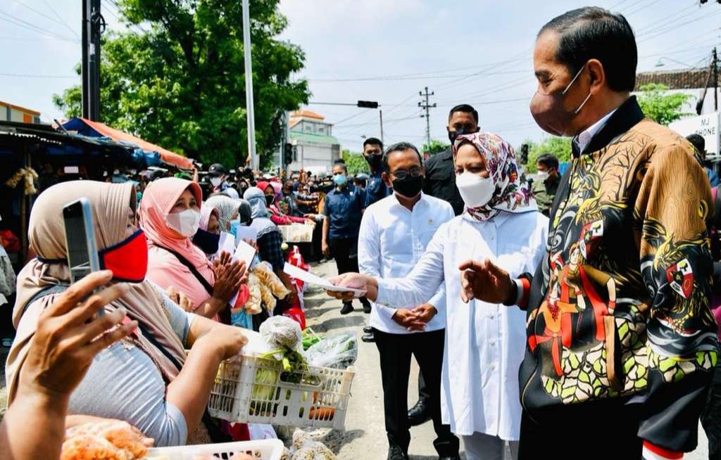 Presiden Jokowi bersama Ibu Negara Iriana Jokowi menyapa pedagang  kaki lima. (Foto: Setpres)