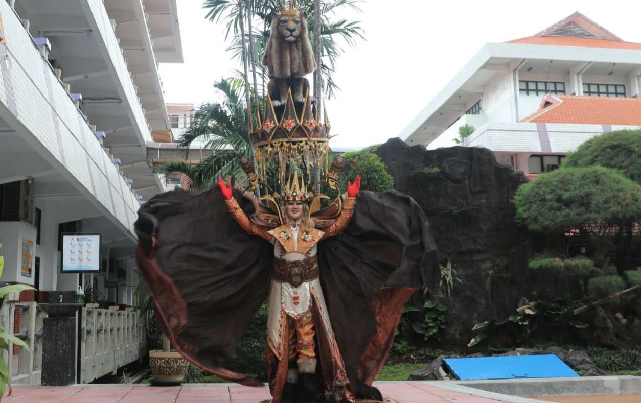 Mahasiswa Fakultas Industri Kreatif Universitas Surabaya (FIK UBAYA), Samuel Albert Pratama Mulyono saat menunjukan kostum yang membuatnya sabet penghargaannJFC. (Foto: istimewa)