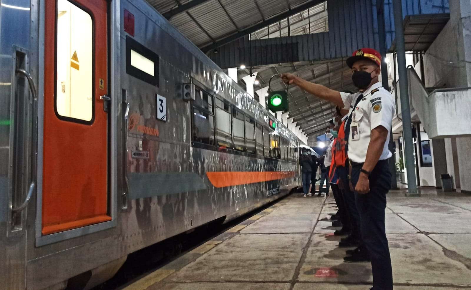 Petugas Stasiun sedang melakukan persiapan pemberangkatan Kereta Api di Stasiun Ketapang, Banyuwangi (foto:Muh Hujaini/Ngopibareng.id)