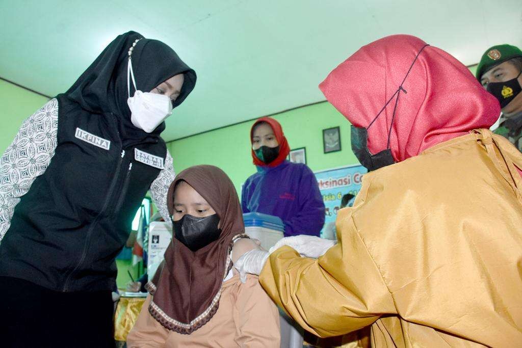 Bupati Mojokerto Ikfina Fahmawati meninjau vaksinasi anak di sekolah. (Foto: Deni Lukmantara/Ngopibareng.id)