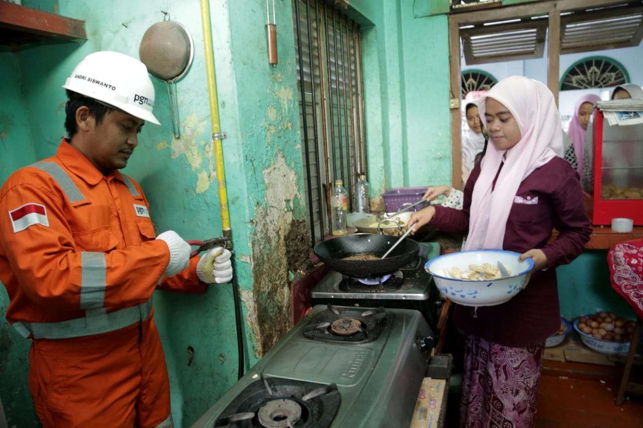 Petugas dari PGN Surabaya saat menemui pelanggan Jargas di Kampung Kue Surabaya. (Foto: Istimewa)