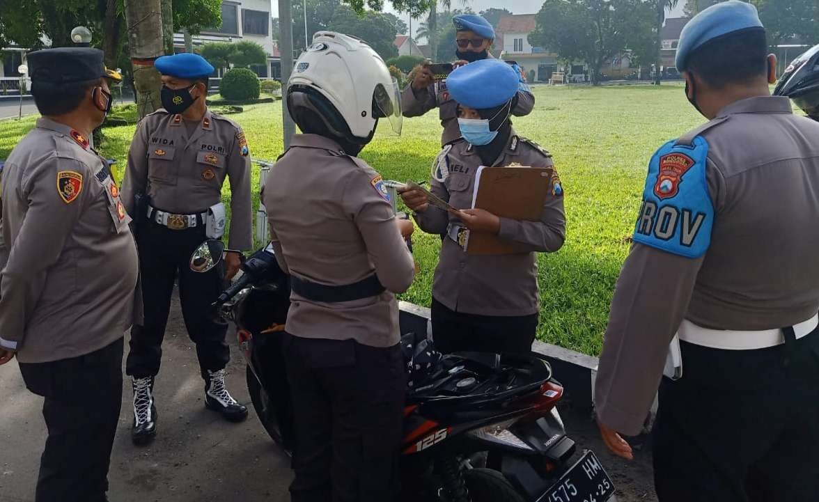 Propam Polres Bondowoso memeriksa kelengkapan yang wajib dibawa anggota Polri dalam bertugas. (Foto: Guido/ngopibareng.id)