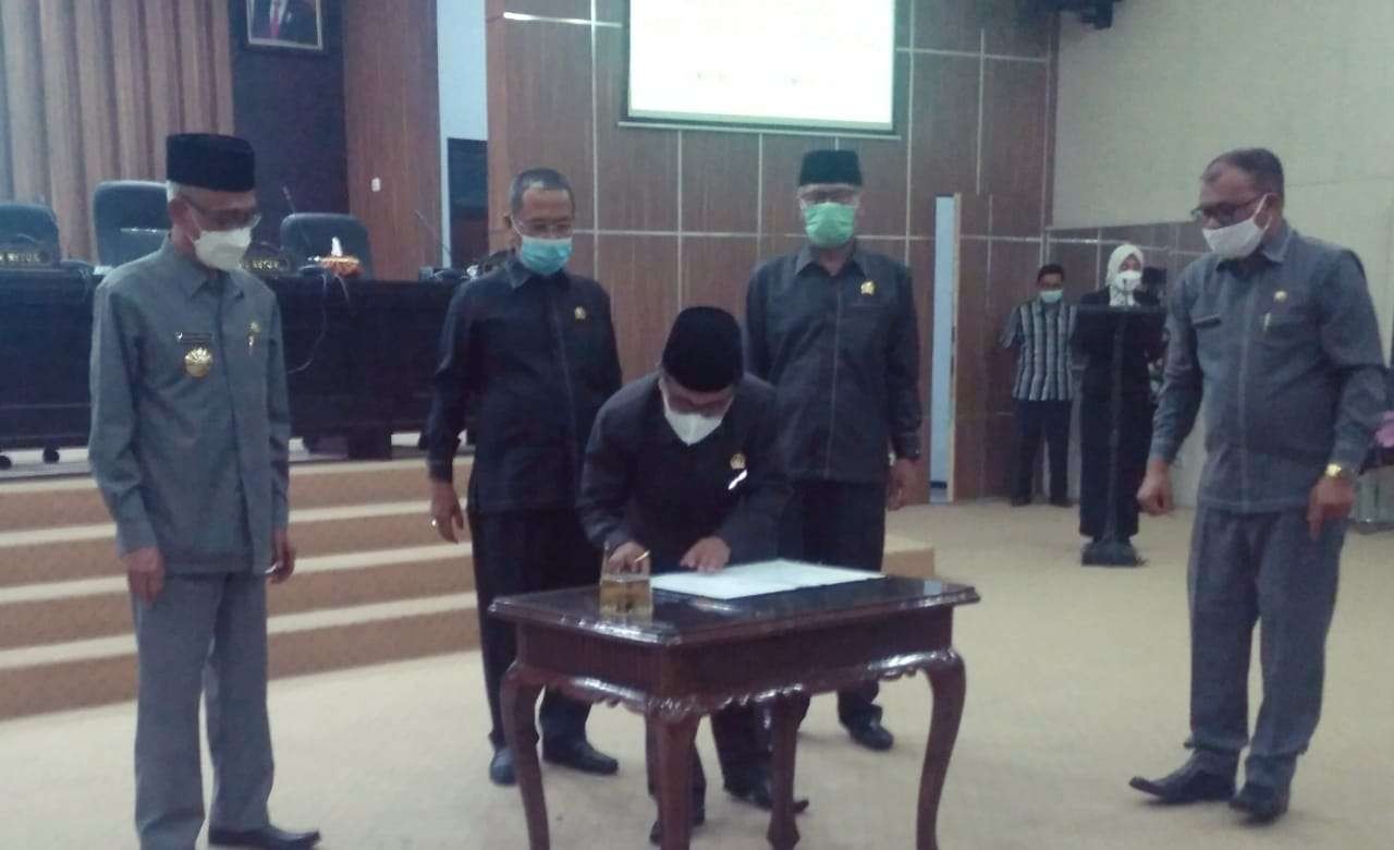 Honor guru PAUD tetap dianggarkan dalam APBD Bondowoso yang ditetapkan DPRD bersama Pemkab dalam rapat paripurna DPRD, Jumat malam 17 Desember 2021. (Foto: Guido/ngopibareng.id)