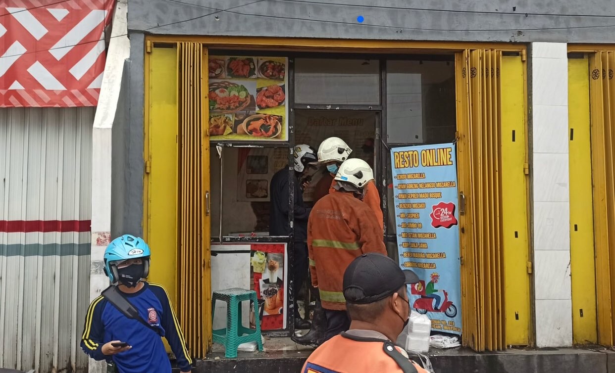 Restoran online di Jalan Raya Menur yang terbakar (Foto: dok. Damkar Surabaya)