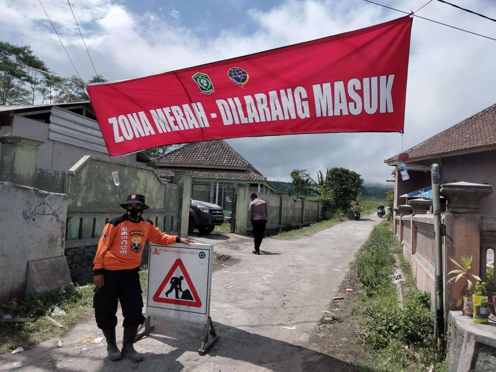 Penutupan zona merah Semeru oleh petugas keamanan. (Foto: Ant)