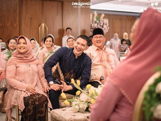 Aktor Rezky Aditya bersama orangtuanya saat prosesi lamaran artis Citra Kirana, pada Oktober 2019 silam. (Foto: Instagram)