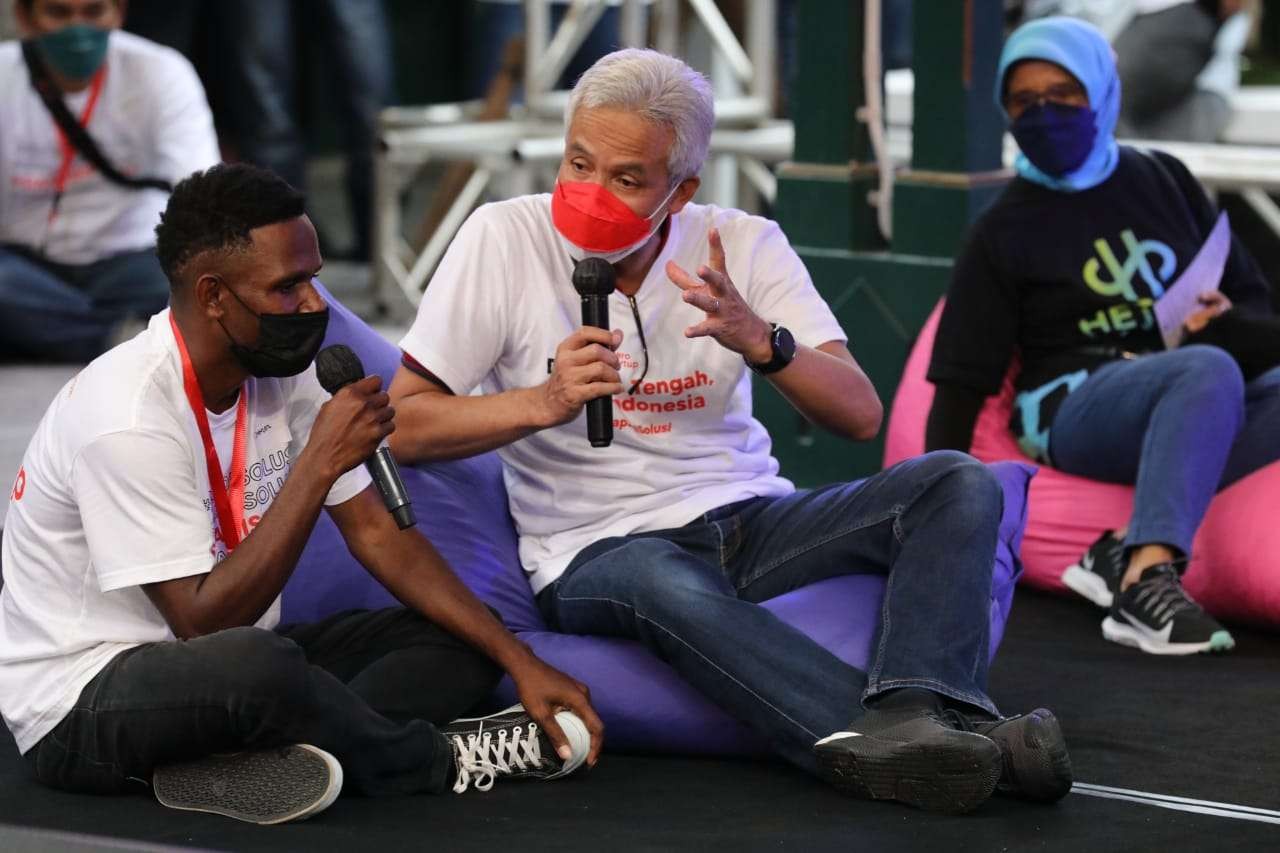 Gubernur Ganjar Pranowo saat berdialog dengan anak muda. (Foto: dok. Humas Pemprov Jawa Tengah)