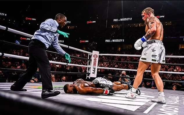 Jake Paul memukul KO Tyron Woodley dalam pertarungan kelas penjelajah di AS. (Foto: Dailymail/AFP/Getty Image)