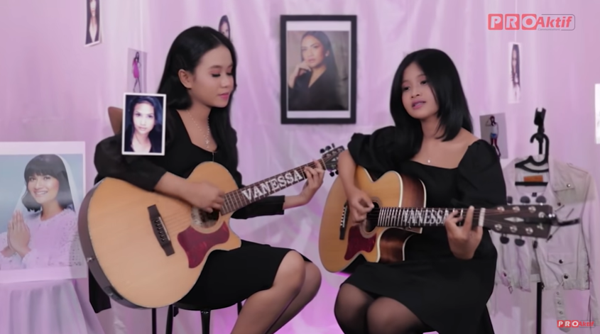 Mayang (kiri) dan Chika, adik kandung dan adik sambung mendiang Vanessa Angel, merilis video musik lagu Hadapi dengan Senyuman milik grup band Dewa 19. (Foto: YouTube)