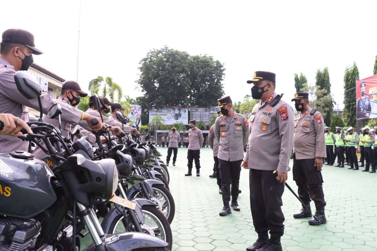 Kapolresta Banyuwangi AKBP Nasrun Pasaribu mengecek sepeda motor baru yang diserahkan ke polsek jajaran di Banyuwangi (foto: istimewa)