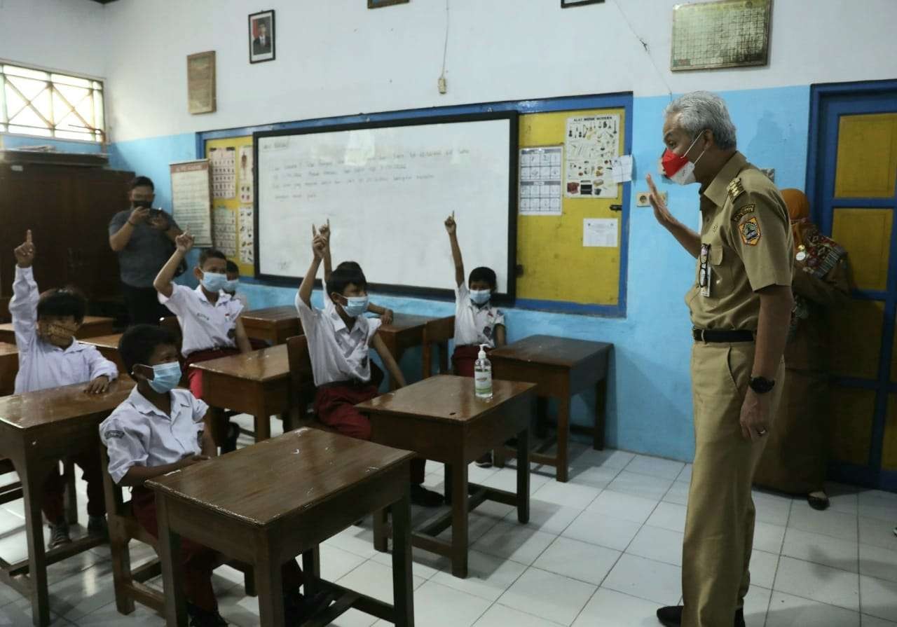 Gubernur Jawa Tengah, Ganjar Pranowo meninjau program vaksinasi anak usia 6-11 tahun, Senin 20 Desember 2021. (Foto: Istimewa)