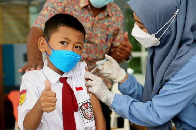 Salah satu siswa kelas 2 SDN Rangkah 1 mengikuti percepatan vaksin anak usia 6 -11 tahun, Kamis 16 Desember lalu. (Foto: Istimewa)