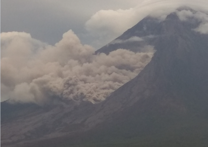 Kondisi Gunung Semeru pada Senin, 20 Desember 2021, dini hari. (Foto: magmaindonesia)