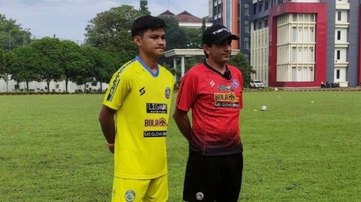 Pemain anyar Arema FC, Genta Alparedo (kiri) bersama Pelatih Kepala Arema FC, Eduardo Almeida (kanan) (Foto: aremafc.com)