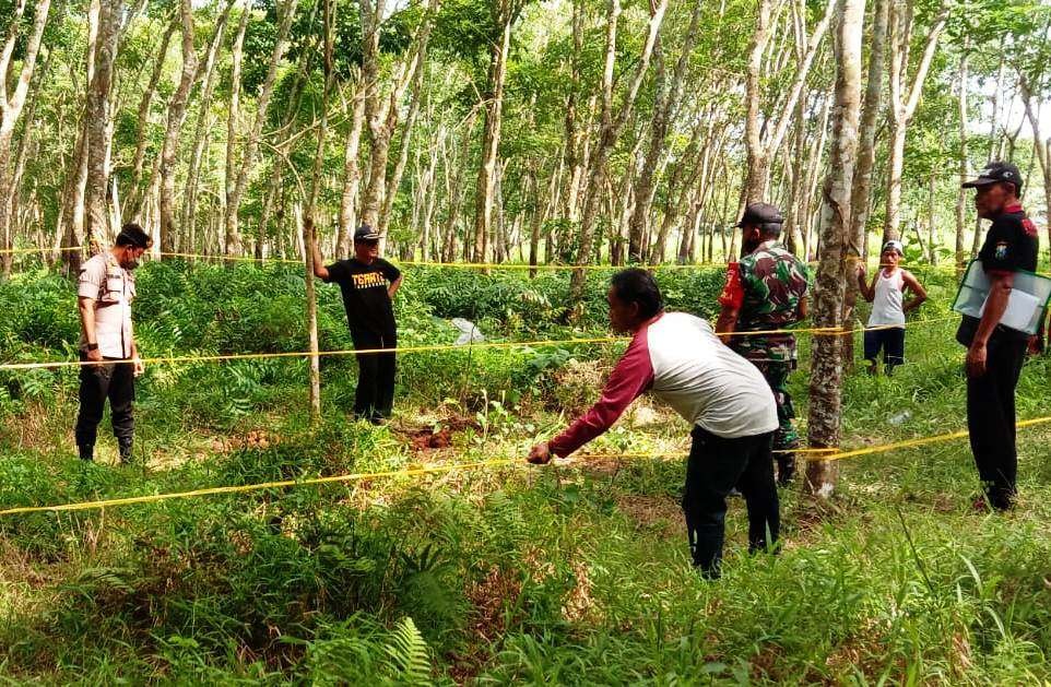 Petugas Polsek Pesanggaran telah memasang police line di lokasi temuan granat di Banyuwangi. (foto: istimewa)