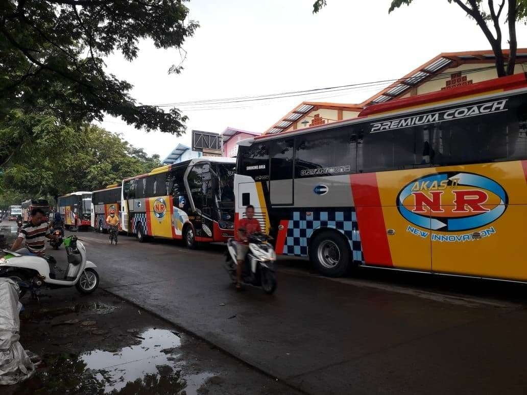 Sebanyak 500 nelayan Probolinggo dengan naik 10 bus berangkat ke Situbondo. (Foto: Ikhsan Mahmudi/Ngopibareng.id)