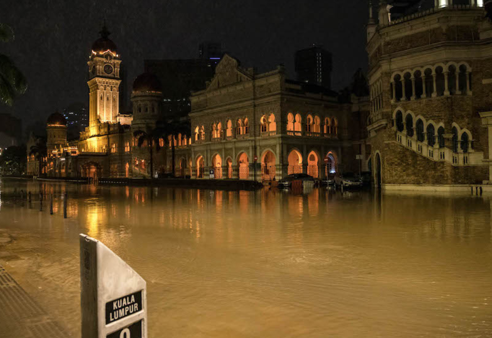 Sedikitnya 14 orang meninggal dan puluhan ribu warga Malaysia mengungsi akibat banjir yang terjadi pada Sabtu dan Minggu. (Foto: Twitter)