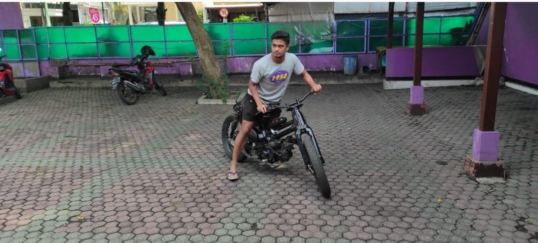 Pemain Persik Kediri Ibrahim Sanjaya bersama dengan motor klasiknya dalam sebuah kesempatan. (Foto: Fendhy Plesmana/Ngpobareng.id)/ngopi bareng. Id)