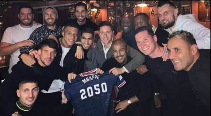 Rekan setimnya memberikan kado istimewa untuk ultah Kylian Mbappe yang ke-23. (Foto: Dailymail)