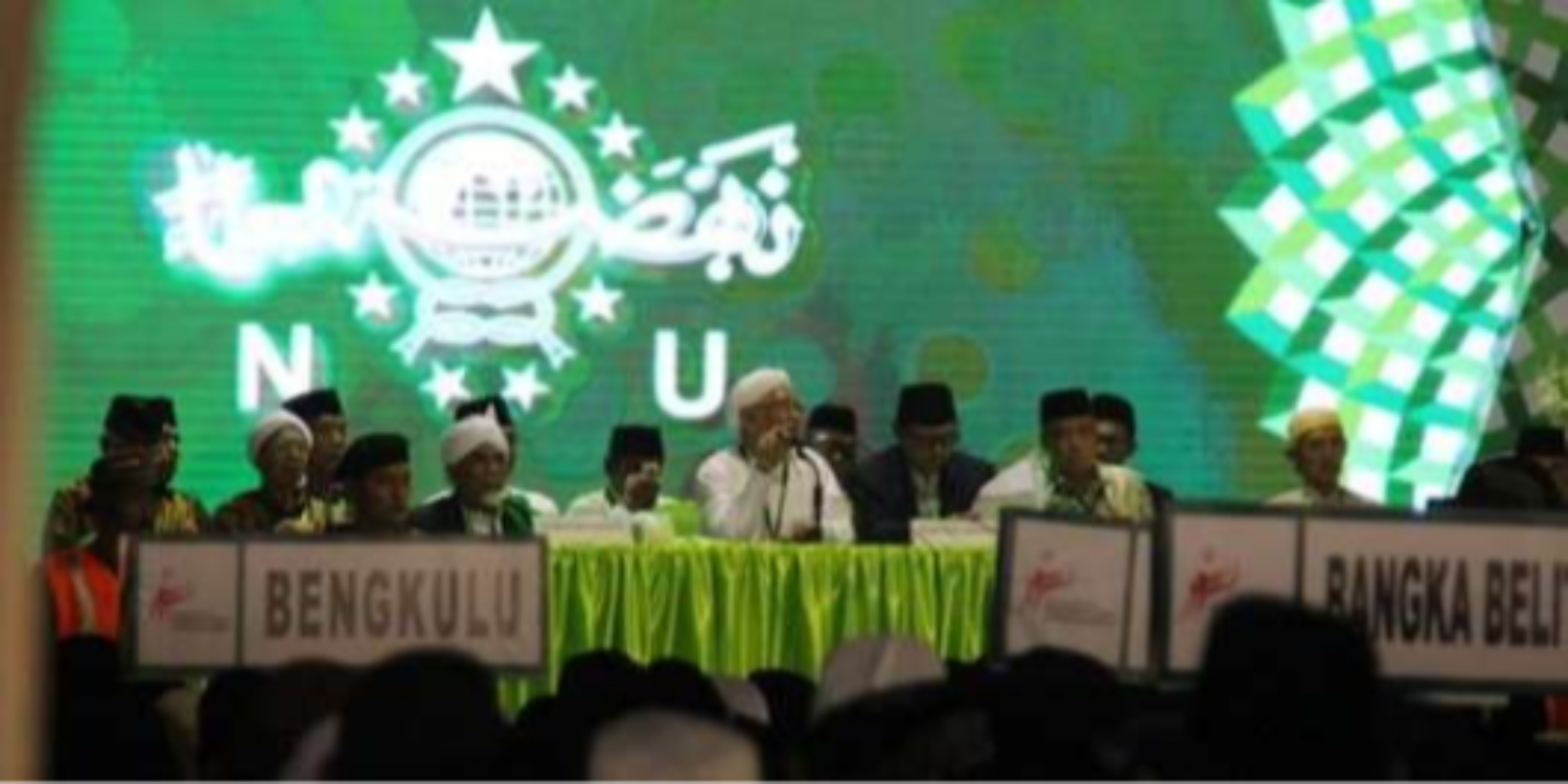 KH Ahmad Mustofa Bisri, saat memimpin sidang khusus para masyayikh pada Muktamar ke-33 NU di Jombang. (Foto: Dok/Ngopibareng.id)