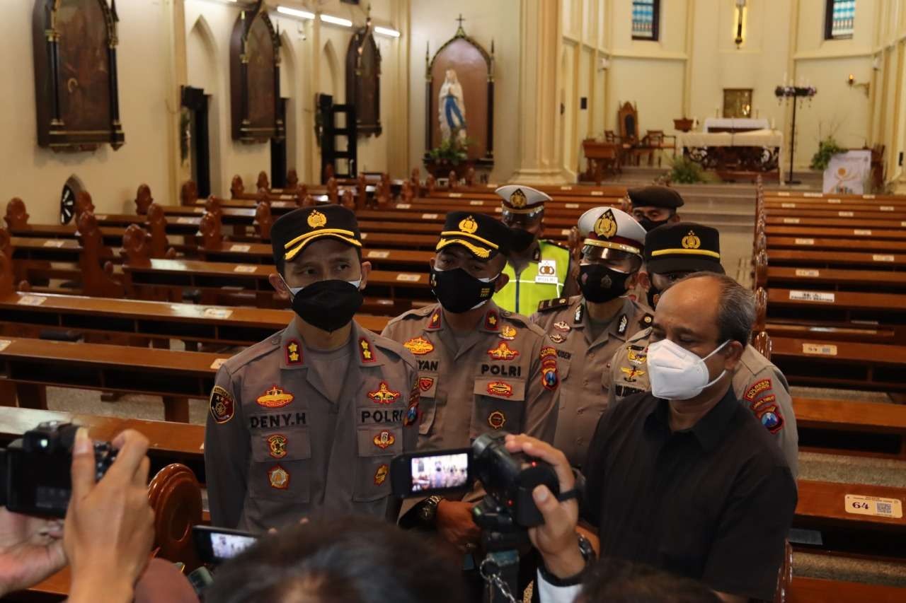 Wakapolresta Malang Kota, AKBP Deny Heryanto saat melakukan pemeriksaan di Gereja Kayutangan, Kota Malang (Foto: istimewa)