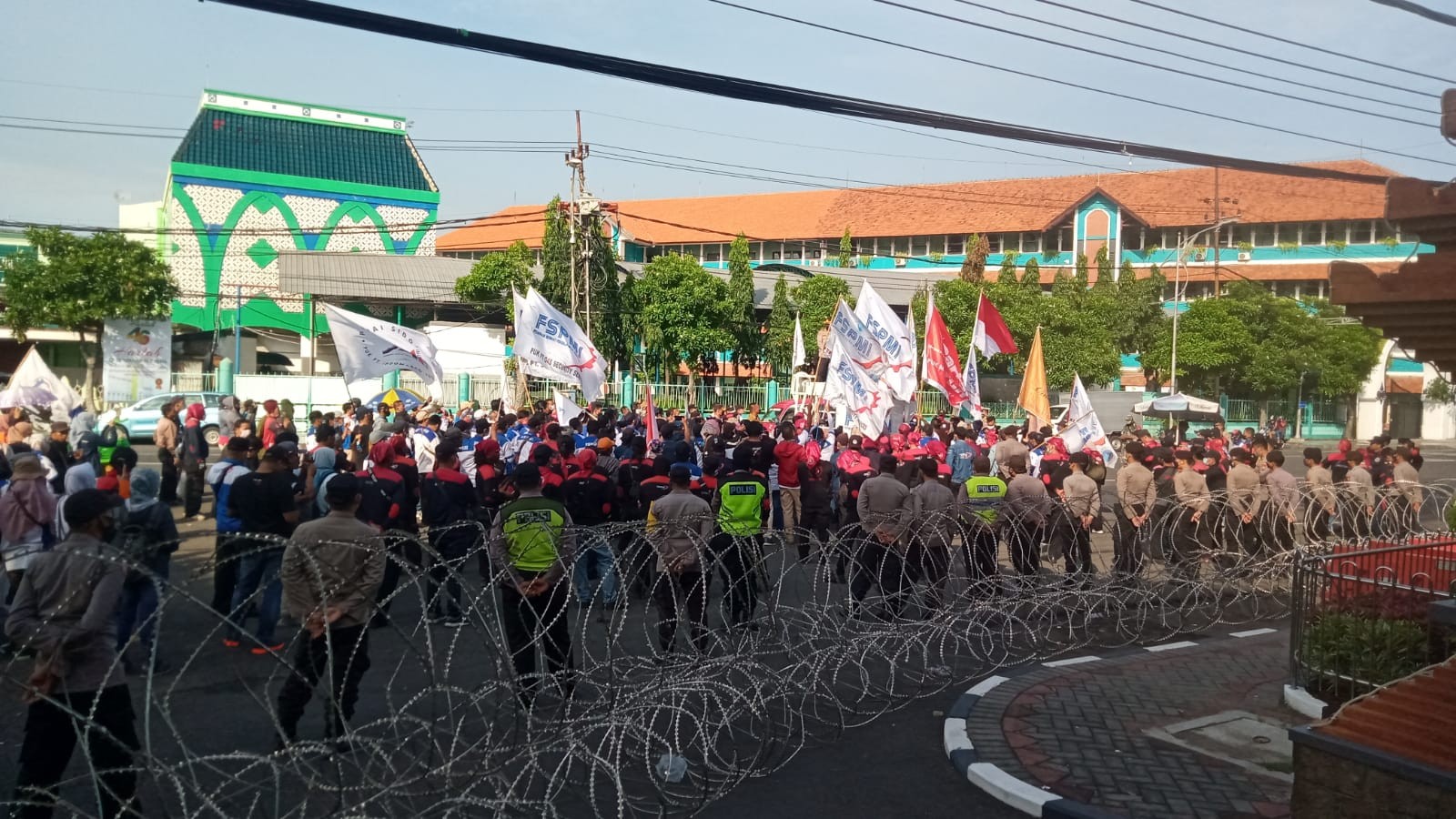 Demo buruh yang berlangsung di Gedung DPRD Jatim (Foto: Andhi Dwi/Ngopibareng.id)