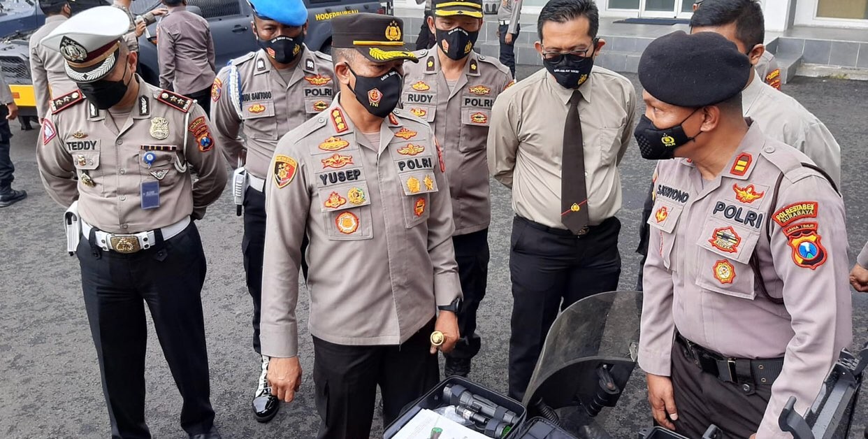 Penyiagaan personel dan kendaraan Polrestabes Surabaya (Foto: istimewa)