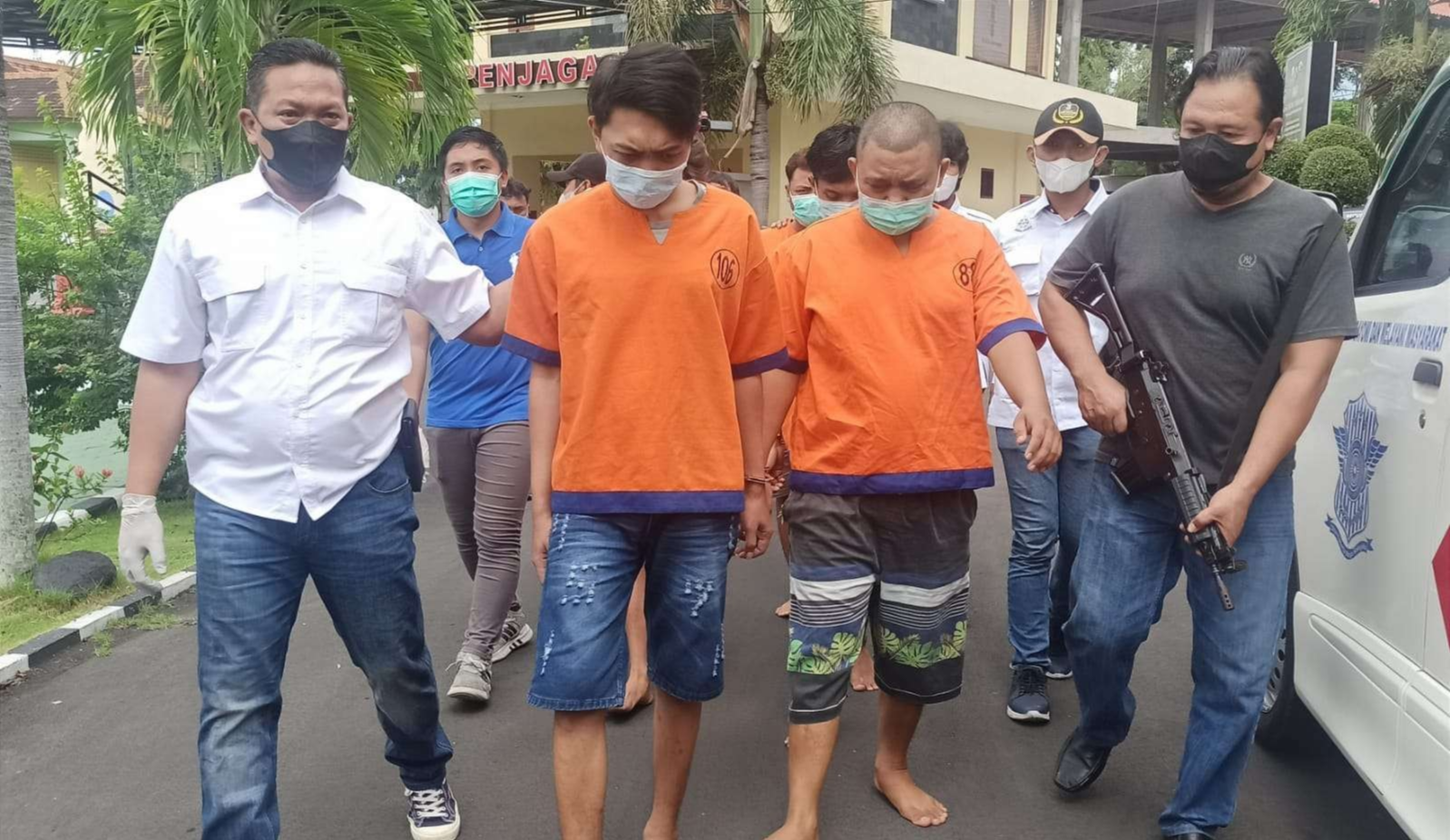 Tim Resmob Polresta Banyuwangi menggelandang komplotan pelaku pencurian sepeda motor lintas kota/kabupaten. (Foto: Muh Hujaini/Ngopibareng.id)