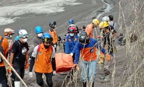 Evakuasi korba erupsi Semeru. (Foto: Dok BNPB)