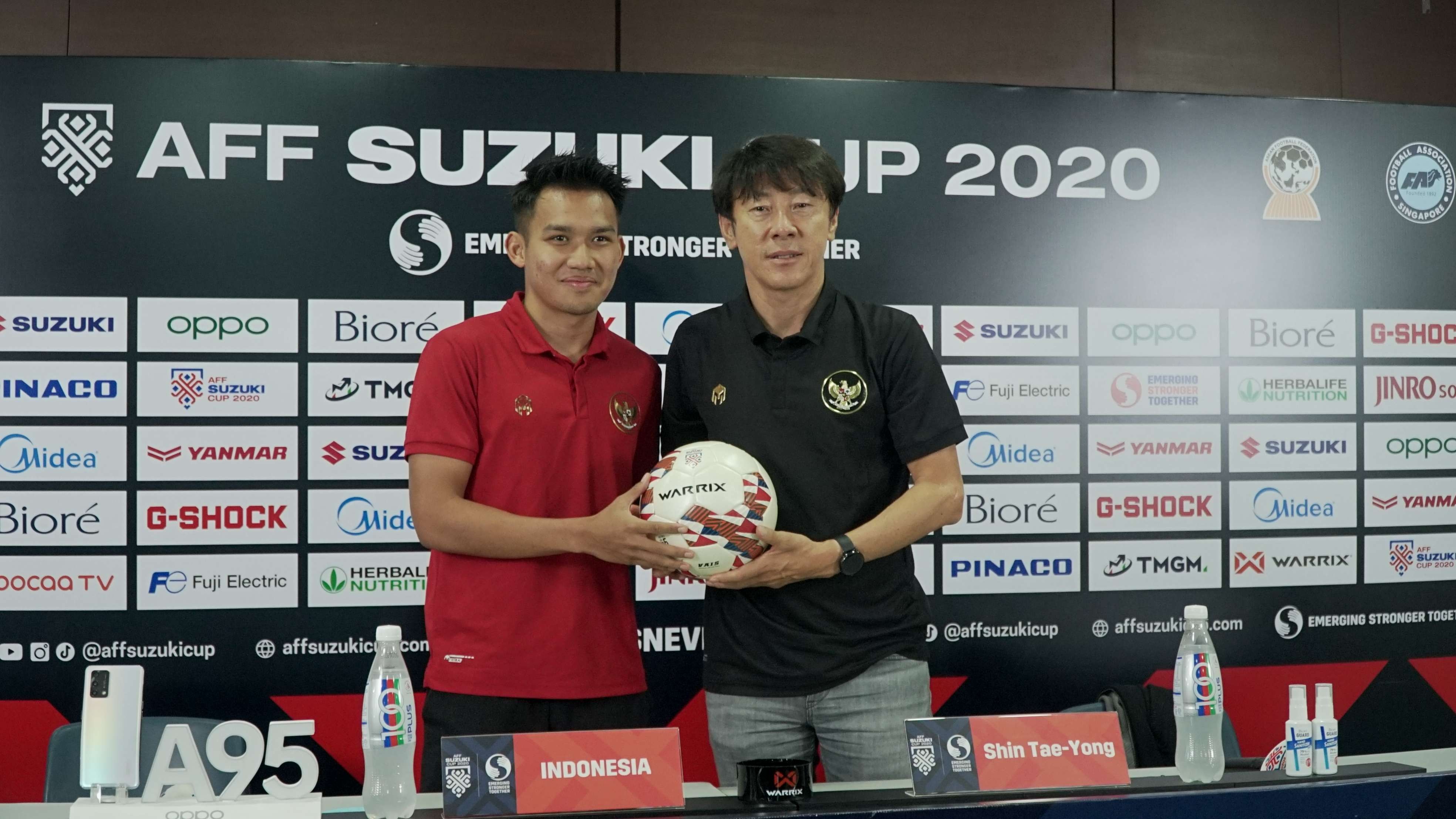 Shin Tae-yong dan Witan Sulaeman saat prematch conference jelang duel lawan Singapura. (Foto: pssi)